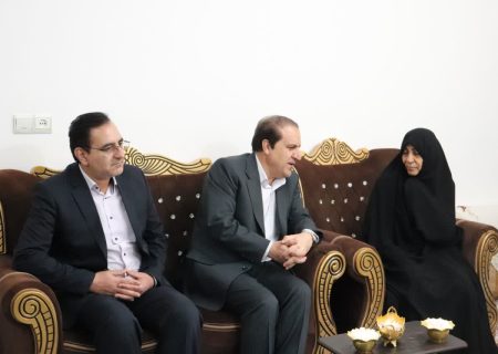 دیدار استاندار ایلام با خانواده شهدا و جانبازان در آستانه دهه فجر