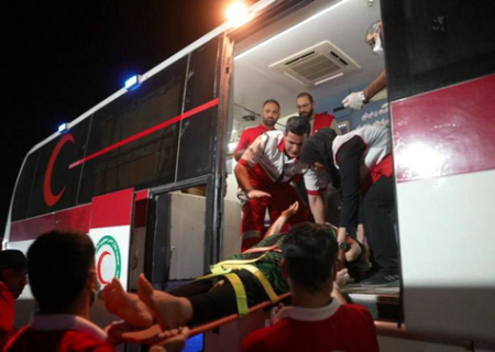 انتقال اضطراری ۶ زائر مصدوم از نجف به مرز مهران با اتوبوس آمبولانس هلال‌احمر