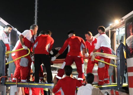 انتقال ۱۶ زائر مصدوم و ۲ فوتی اربعین از عراق به مرز مهران با اتوبوس آمبولانس هلال‌احمر