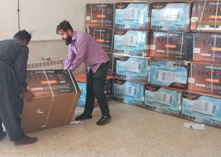 توزیع ۶۷ دستگاه کولر گازی میان نیازمندان دهلران توسط کمیته امداد