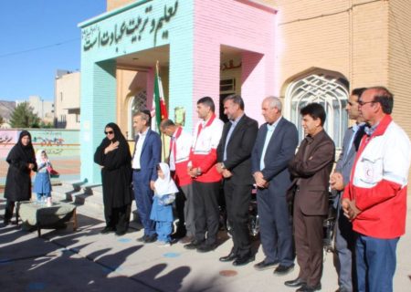 کمک انسان‌دوستانه هلال‌احمر ایلام به دانش‌آموزان استثنایی؛ اهدای ویلچر، کفش و بسته پذیرایی