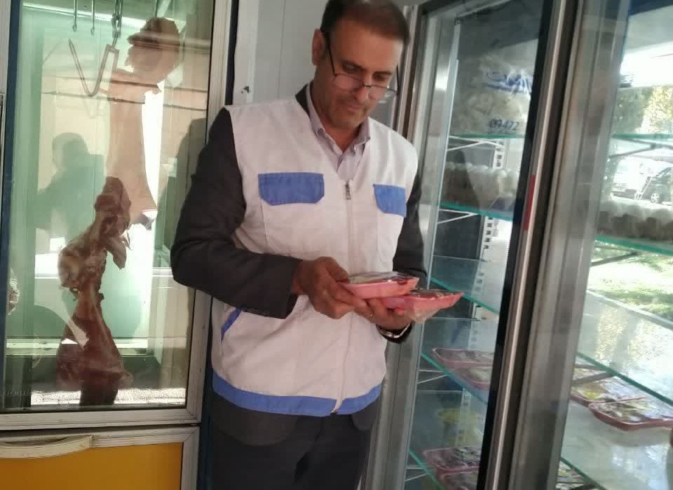 کشف و ضبط ۲۳ کیلوگرم مرغ و آلایش مرغی غیربهداشتی در ایلام؛ دامپزشکی با متخلفان برخورد می‌کند