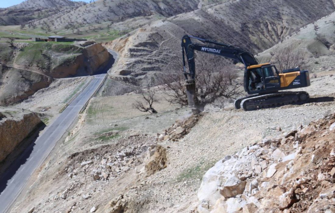 دستور ویژه راهداری ایلام برای رفع خطر در محور پالایشگاه گاز؛ عملیات سنگین ایمنسازی ادامه دارد