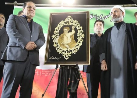 رونمایی از تابلوی معرق «مشت گره‌کرده رهبر شهید» در اجتماع بزرگ مردم ایلام