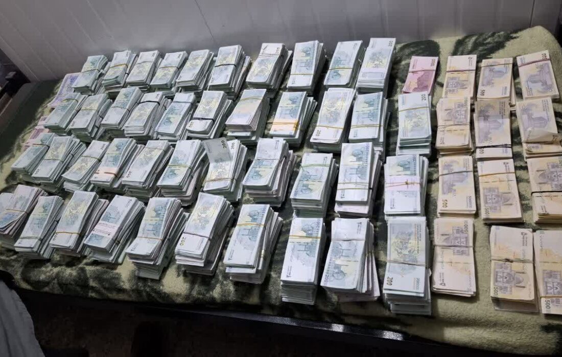 ناکامی قاچاقچی ارز در مرز مهران؛ مرزبانان ایلام ۵ میلیارد ریال اسکناس قاچاق کشف کردند