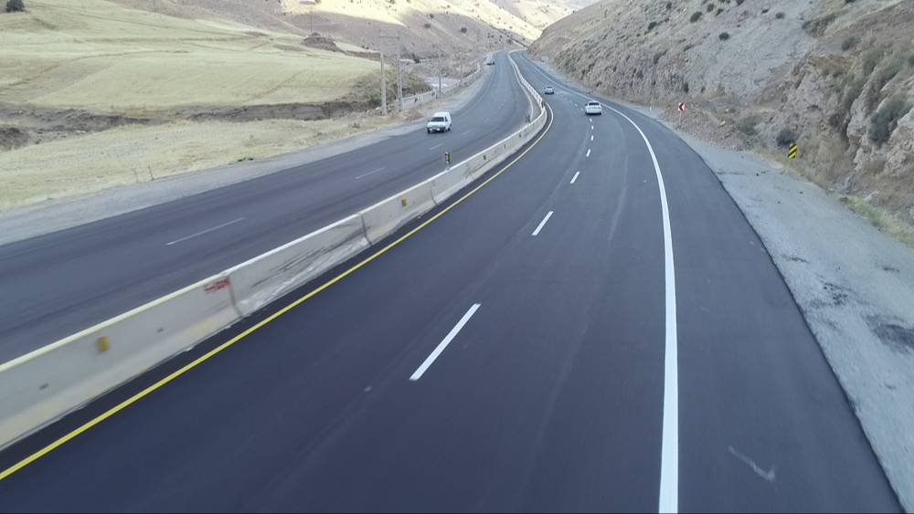 آغاز خطکشی بیش از هزار کیلومتر از راههای ایلام برای آمادهسازی مسیر زائران اربعین