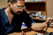 اتاقی کوچک در مهران، پناهی بزرگ برای زائران اربعین/ سفیدپوشانی که آرامش را به مسیر عاشقی هدیه می‌کنند